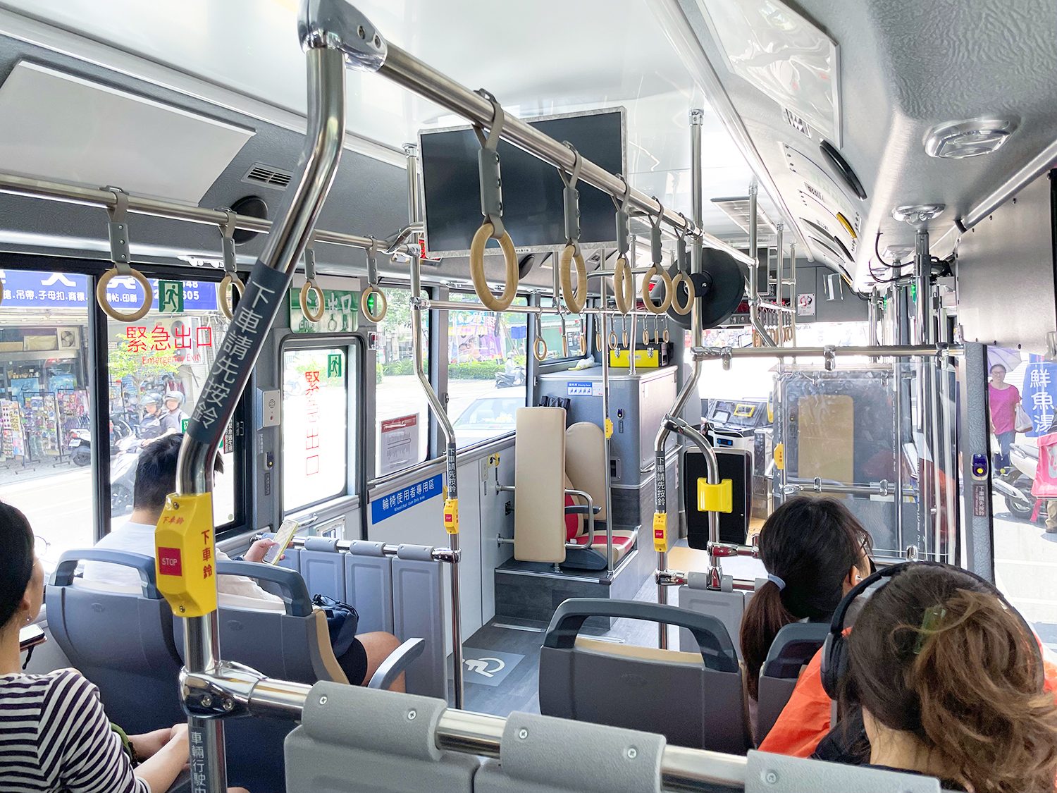 台南のバス。悠々カード使えてかなり快適ですが、座席が少ないですw