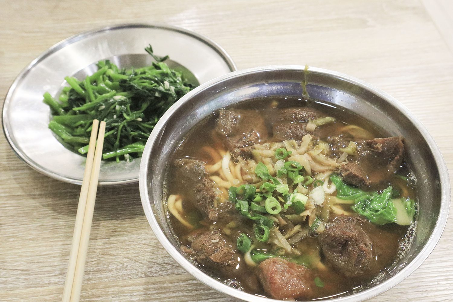 活力麺館、入りやすくて安くていいよ。多人数にはおすすめしないけど、綺麗だよ。