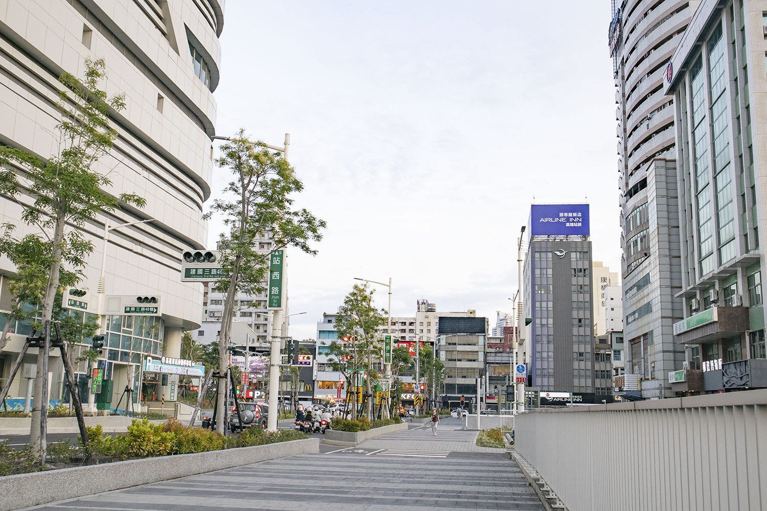 高雄駅前。