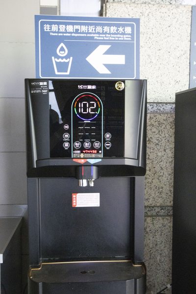 日本よりかっこいい高雄空港のウォーターサーバ。空港で水を買うと高いからLCC勢には天の恵みである。